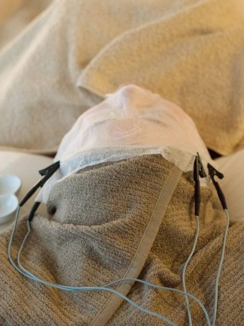 ミネラルパックをのせて、微量電流でなじませているところ